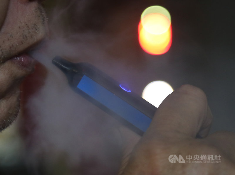 杜絕菸品危害，台北市衛生局制定新興菸品管理自治條例，將電子煙等類菸品及加熱式菸品納管。衛生局3月25日宣布，條例於27日生效。（中央社檔案照片）