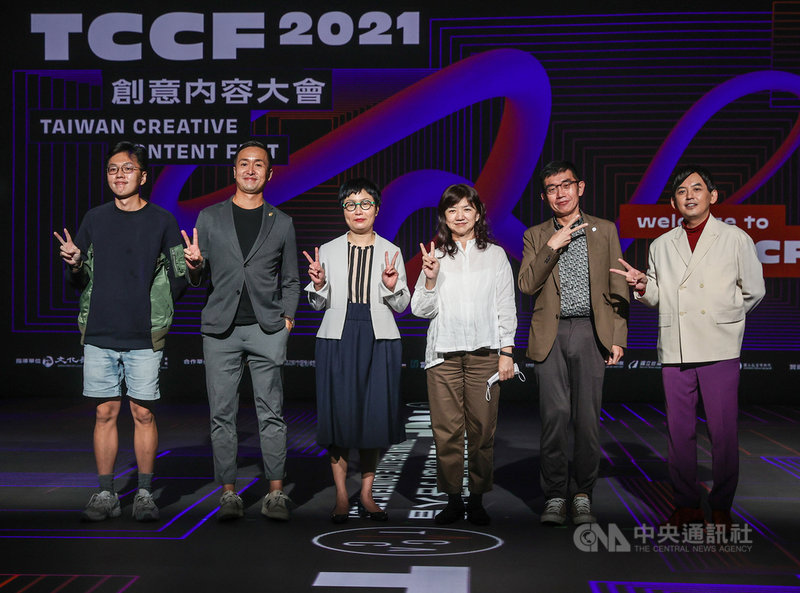 2021 TCCF創意內容大會10日起登場,藝人黃子佼(右起)、文策院長李明哲、文化部次長李靜慧、文策院董事長丁曉菁、「未來內容展」策展人王騰崇、「接下來練習場」策展人黃偉倫3日出席會前記者會。中央社記者鄭清元攝 110年11月3日