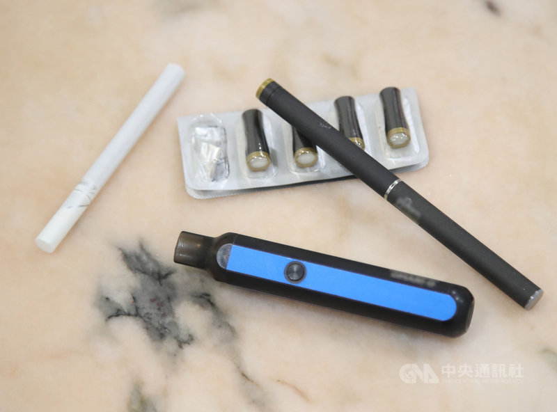 因應新型態菸品層出不窮,台北市衛生局制定「台北市新興菸品管理自治條例」草案,3日獲議會三讀通過,將率先全國禁止輸入、販賣、廣告電子菸等類菸品及加熱式菸品。圖左白色者為一般香菸。(吸菸有害健康;戒菸可減少健康危害)中央社記者張新偉攝 110年11月3日