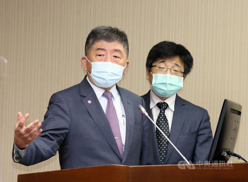 AZ、莫德納混打有譜,中央流行疫情指揮中心指揮官陳時中(左)3日在立法院表示,莫德納疫苗使用順序為等待第2劑者、想接種第1劑者,最後有剩餘量才會給混打民眾,推估最多45萬人有機會。右為疾管署長周志浩。中央社記者郭日曉攝 110年11月3日