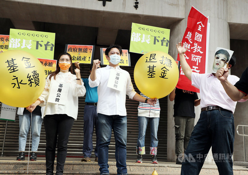 銓敘部長周志宏日前被問及退撫基金是否可能提前破產，他說「有這種可能」，引發全國教師工會總聯合會不滿。全教總3日邀集各縣市教師組織代表在立法院群賢樓門口舉辦記者會，要求政府確保基金永續，避免二次年改。中央社記者郭日曉攝 110年11月3日