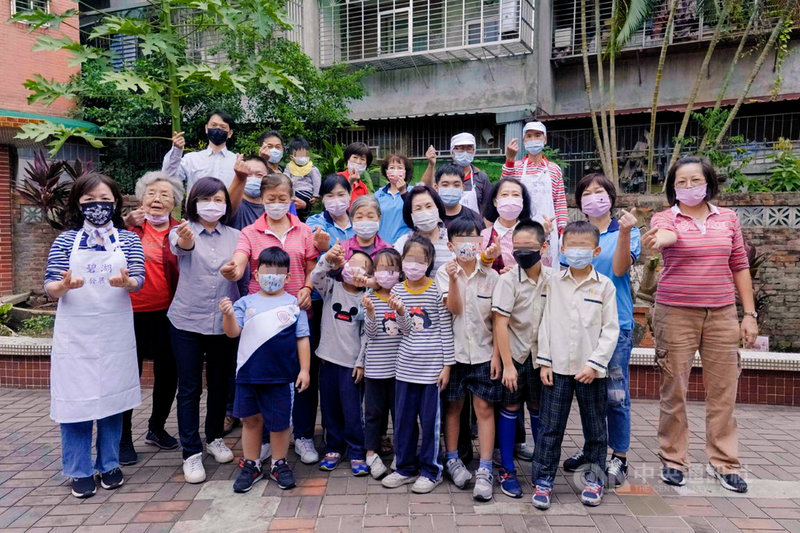 新北市政府社會局3日表示,推動多元福利服務據點,中和區碧湖社區據點原服務長輩和社區婦女,今年新增兒童少年關懷服務,不分老幼共融照顧。(新北社會局提供)中央社記者黃旭昇新北傳真 110年11月3日