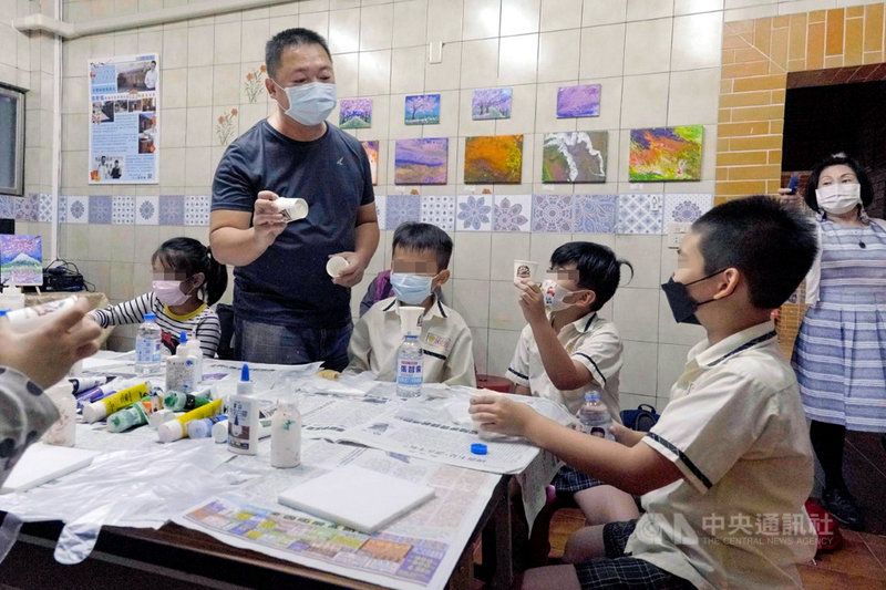 新北市政府社會局推動多元福利服務據點,中和區碧湖社區據點新增兒童少年關懷服務,希望達到不分老幼可共融照顧。(新北社會局提供)中央社記者黃旭昇新北傳真 110年11月3日