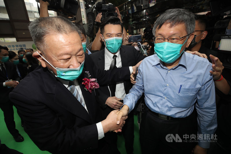 威京集團3日在台北舉辦「威京永續ESG領航 集團全新CIS」成果發表會,集團主席沈慶京(前左)與兒子沈輝庭(中)一同迎接台北市長柯文哲(前右)到場。中央社記者張新偉攝 110年11月3日