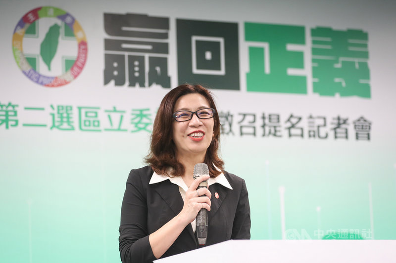 民進黨3日在中央黨部舉行記者會,宣布中執會通過徵召前立委林靜儀(圖)參選台中第2選區立委補選。對於參加立委補選有無信心,林靜儀說,「一定要有信心」。中央社記者裴禛攝 110年11月3日