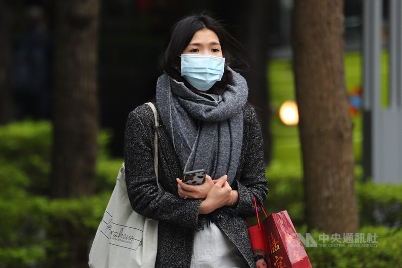 氣象局表示，預估8日起冷空氣南下，強度達東北季風或大陸冷氣團等級，台北市低溫約攝氏14度。（中央社檔案照片）