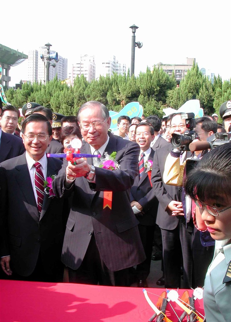 前國防部長湯曜明3日辭世，享壽84歲。圖為湯曜明（左二）陪同陳前總統巡視兵役節園遊會時下場射靶。（中央社檔案照片）