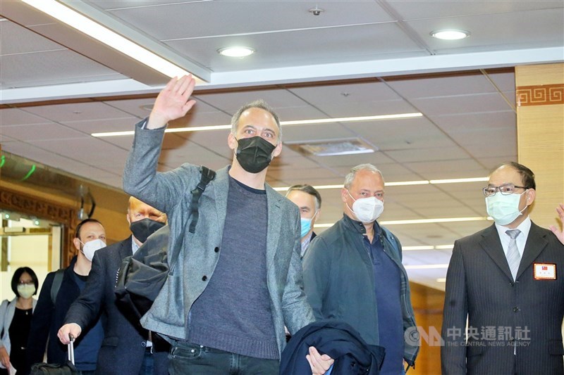 涉外人士指出,歐洲議會挺台力道空前,對台灣與歐洲議會持續提升官方互動具重要意義。圖為歐洲議會代表團3日抵台交流。中央社記者吳睿騏桃園機場攝 110年11月3日