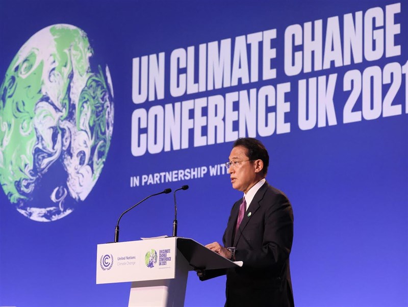 日本首相岸田文雄上任後首度出訪前往英國出席COP26。(圖取自twitter.com/kantei)