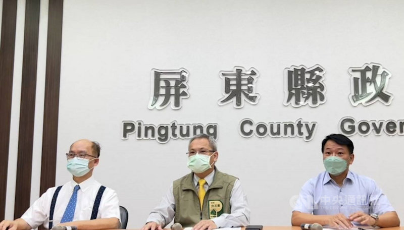 屏東縣東港鎮3日施打COVID-19疫苗,結果部分原本預約施打莫德納第2劑的民眾,因安泰醫院疏失錯打AZ疫苗,約88人受影響,縣府下午緊急召開記者會說明。中央社記者郭芷瑄攝 110年11月3日