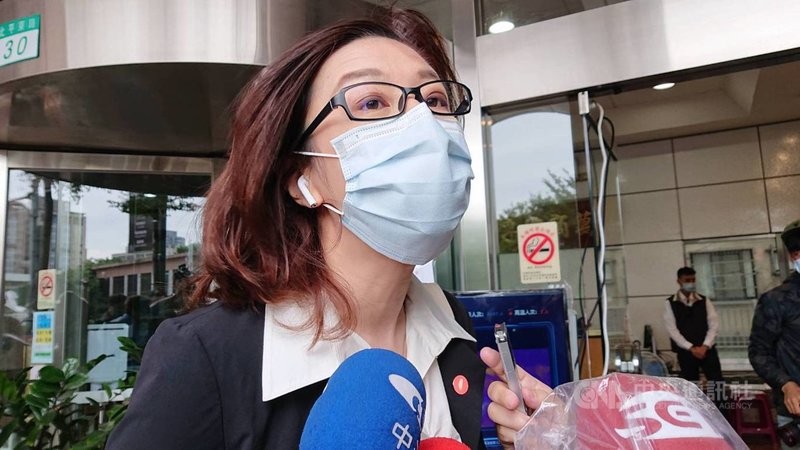 民進黨中執會3日下午將通過台中市第2選區立委補選徵召人選,中執會前,前立委林靜儀現身黨中央。中央社記者葉素萍攝 110年11月3日