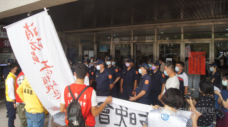 喬友大樓殉職消防員家屬及消防員工作權益會等團體,3日前往縣府邀請縣長王惠美參加喬友大火4日的追思晚會並公布調查報告,家屬等人原本要進入縣府見王惠美,卻被大批員警在門口擋下。中央社記者吳哲豪彰化攝 110年11月3日