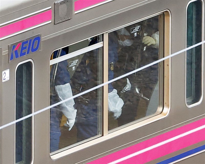東京2021年10月發生犯嫌在京王線電車車廂內持刀行凶，造成17名乘客受傷並在車廂內縱火事件。（共同社）