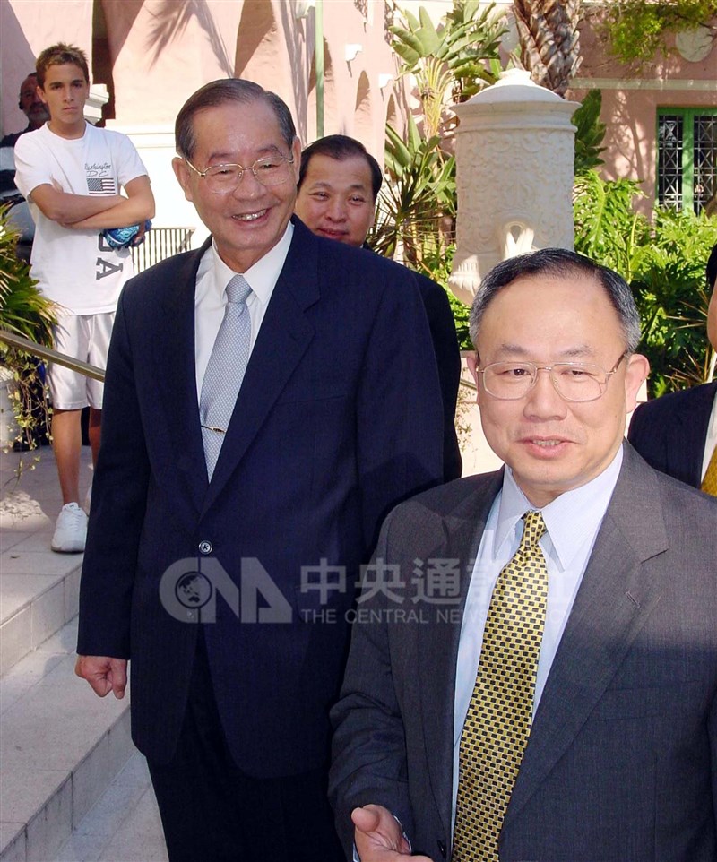 民國91年當時的國防部長湯曜明(右二)抵達美國佛羅里達州聖彼得堡,準備出席由美台商業協會主辦的「美台防禦高峰會」。這是中美斷交以來美國政府首次同意中華民國國防部長訪美。(中央社檔案照片)