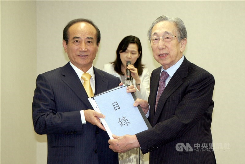 日本政府3日公布2021年秋季外國人敘勳的受勳者名單,台灣共3位受勳者,包括前立法院長王金平(左)、國策顧問何美玥與台中寶覺禪寺主委林善超。圖為2011年4月21日在東京的日本交流協會舉行賑災款捐贈儀式。(中央社檔案照片)