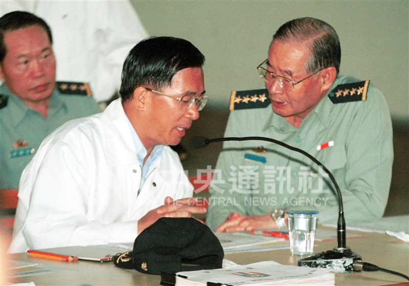 民國90年前總統陳水扁(中)到台北縣汐止市視察國軍協助救災情形,當時的參謀總長湯曜明(右)向陳水扁報告納莉颱風國軍救災情形。(中央社檔案照片)