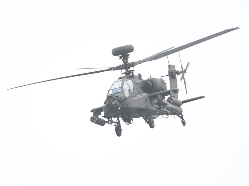 一架AH-64E直升機3日上午執行實彈測考、拋射熱焰彈時，疑似機組人員誤觸地獄火飛彈發射架（未安裝實彈）拋棄開關，導致發射架脫落於訓場。（中央社檔案照片）