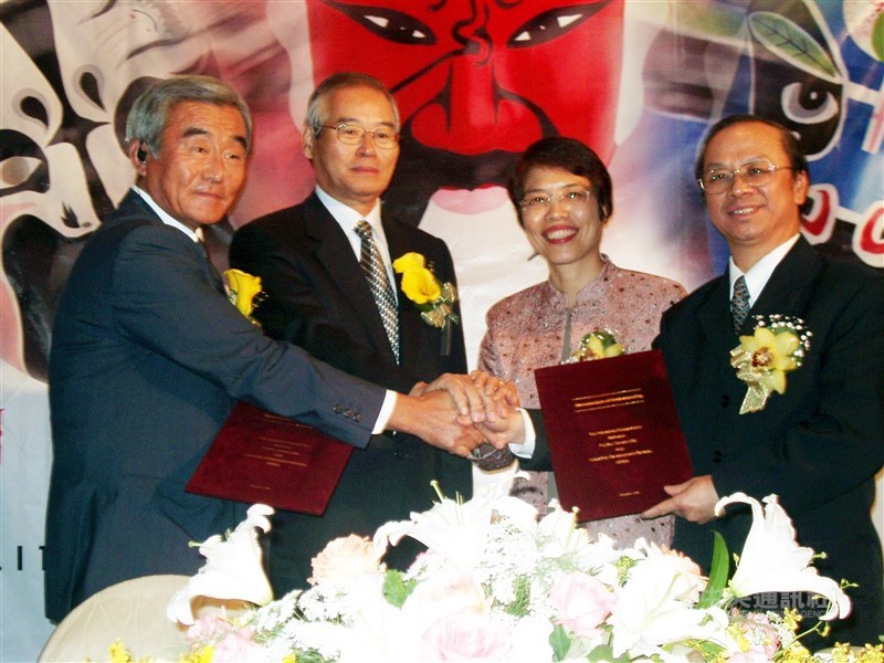 何美玥(右2)對促進日本與台灣經濟暨科學技術領域的交流具卓越貢獻,獲「旭日重光章」。圖為2004年12月經濟部工業局與富士通簽署產業合作備忘錄。(中央社檔案照片)