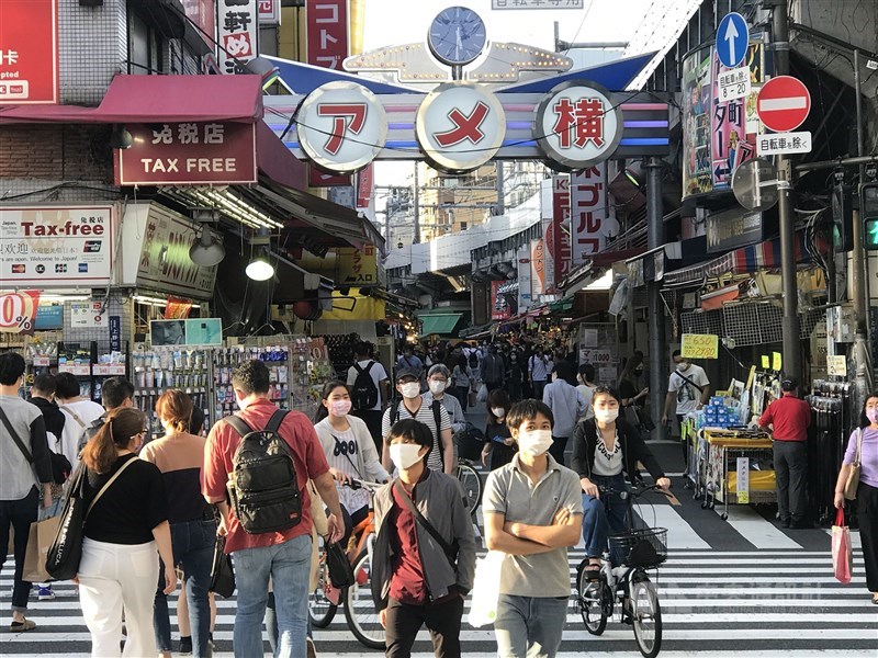 日本政府的「COVID-19人工智慧(AI)模擬計畫」,判斷日本的疫情將在12月再度擴大成為第6波疫情,111年1月中旬達高峰。圖為日本御徒町阿美橫丁商店街。(中央社檔案照片)