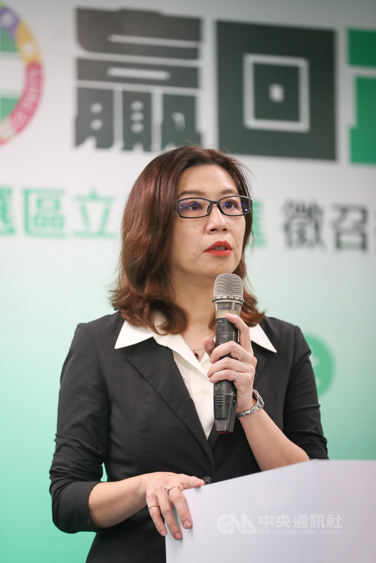 民進黨中執會3日通過徵召前立委林靜儀(圖)參選台中市第2選區立委出缺補選。林靜儀說,自己有責任在國家和黨有需要的時候,承擔下來,這不是為了個人政治生涯的參選,而是台灣基進和民進黨同為堅持本土價值、維護台灣主權價值的政黨,回應支持者及廣大群眾的期待。中央社記者裴禛攝 110年11月3日