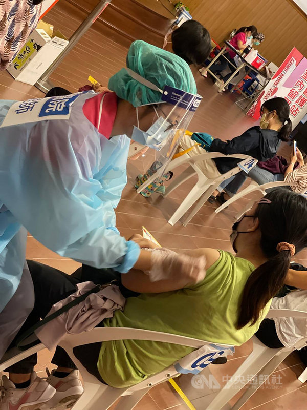 屏東縣東港鎮3日發生疫苗誤打事件,原預約赴安泰醫院接種莫德納第2劑的民眾中,有88人遭錯打成AZ,負責施打的安泰醫院已被處暫停接種服務。圖為疫苗施打示意畫面。(屏東縣政府提供)中央社記者郭芷瑄傳真 110年11月3日