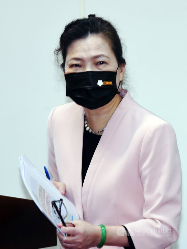 三接遷離公投等4大公投的首場電視意見發表會11月13日登場,經濟部長王美花(圖)3日在立法院表示,屆時會讓民眾知道,政府已經做很大努力來保護藻礁,接收站也外推,已兼顧保護藻礁與供電需求。中央社記者施宗暉攝 110年11月3日