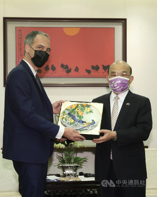 行政院長蘇貞昌(右)3日接見歐洲議會「外來勢力干預歐盟民主程序(含假訊息)」(INGE)特別委員會官方代表團,並致贈紀念品給委員會主席格魯克斯曼(Raphaël Glucksmann)(左)。中央社記者吳家昇攝 110年11月3日
