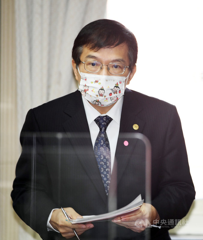 交通部長王國材(圖)3日在立法院備詢,對明年春節前將有大量返台過年人潮,防疫旅館出現供不應求現象表示,必要時將以類似徵收方式,與旅館以合意方式包下,並補助業者。中央社記者施宗暉攝 110年11月3日