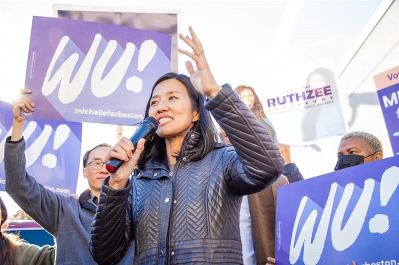 波士頓市長決選結果揭曉,台裔市議員吳弭(前)成功出線,成為200年來首位女性市長。(圖取自facebook.com/michelleforboston)