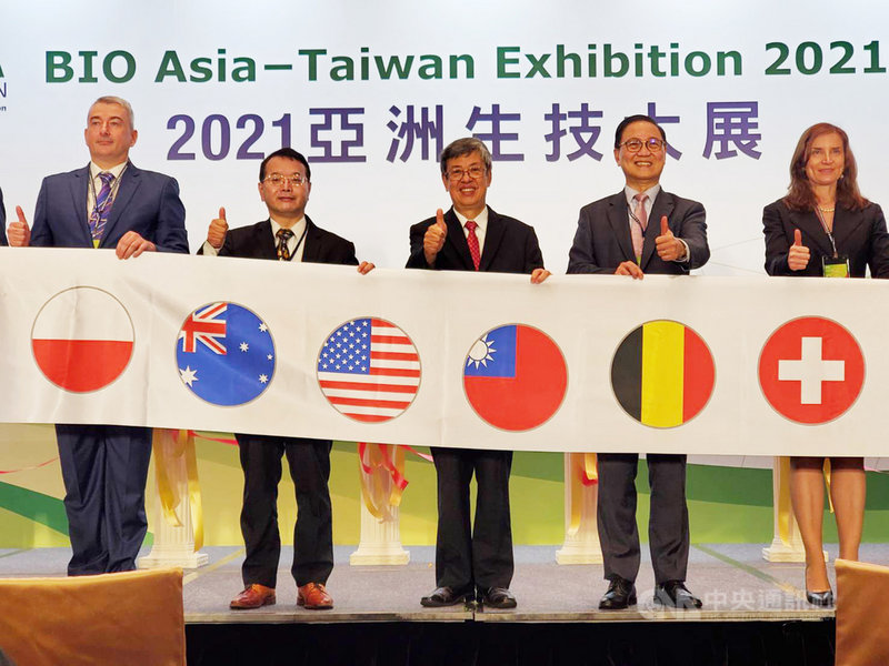 2021 BIO Asia-Taiwan 亞洲生技大展4日開幕,共有13國、650家廠商參展,超過1600個攤位。隨疫情和緩,主辦單位預期可突破10萬觀展人次。中央社記者韓婷婷攝 110年11月4日