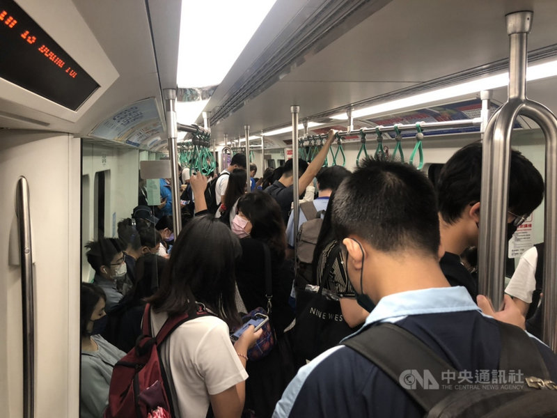 高雄捷運公司4日表示,隨著COVID-19防疫有成,民眾搭乘大眾運輸信心回升,高捷將自5日起加密假日班距,並恢復凌晨12時末班車的深夜載客服務。(高雄捷運公司提供)中央社記者蔡孟妤傳真 110年11月4日