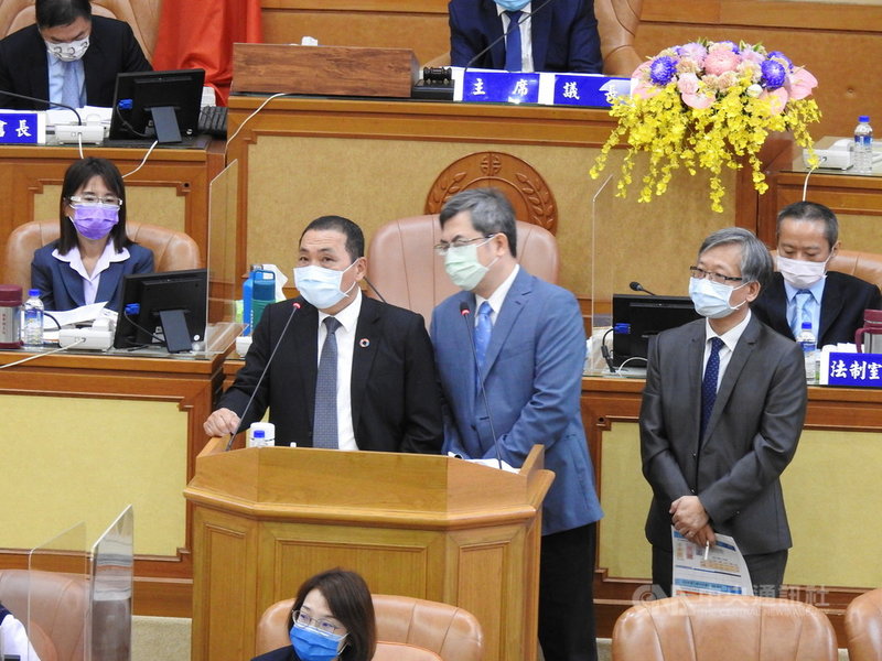 新北市長侯友宜(立者左)4日在議會答詢時表示,新北市人均預算低,對市民不公平,希望中央大破大立,儘速進行財政收支劃分法修法。中央社記者王鴻國攝 110年11月4日