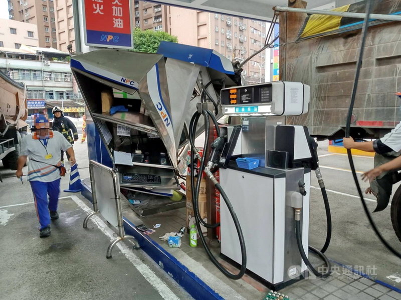 新北市土城區一處加油站4日發生砂石車加油駛離時,拉毀加油機造成油管斷裂、收費亭毀損;警消立刻關閉油管線路封鎖警戒,幸未釀災。(民眾提供)中央社記者黃旭昇新北傳真 110年11月4日