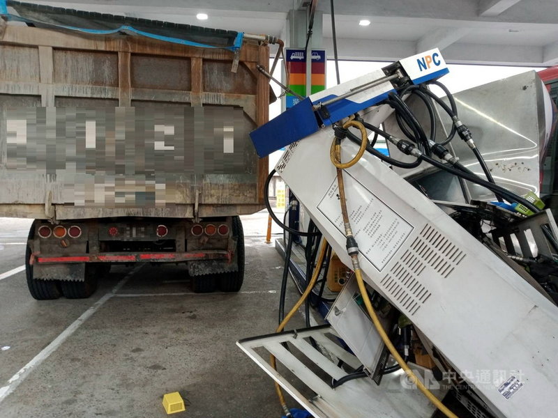 新北市土城區一處加油站4日發生砂石車加油駛離時,拉毀加油機造成油管斷裂、收費亭毀損。(民眾提供)中央社記者黃旭昇新北傳真 110年11月4日