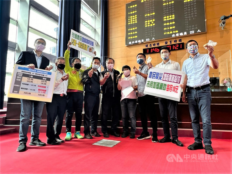 台中市議會4日進行財經業務質詢,多名民進黨籍台中市議員齊聲為農民請命,呼籲市府加碼補助農民職災保險保費差額。(台中市議員張玉嬿提供) 中央社記者趙麗妍傳真 110年11月4日
