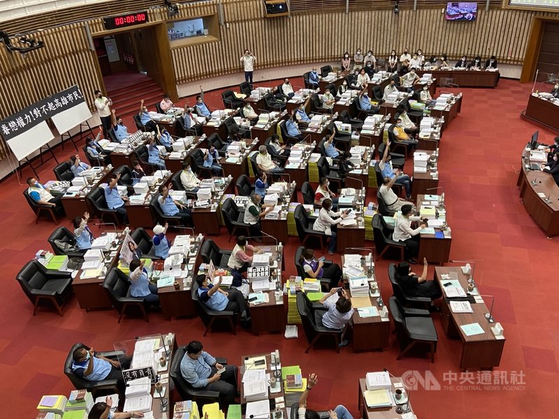 高市府明年度總預算4日下午交付議會審查,國民黨團發起甲級動員,最後總預算案未獲同意付委。中央社記者董俊志攝 110年11月4日