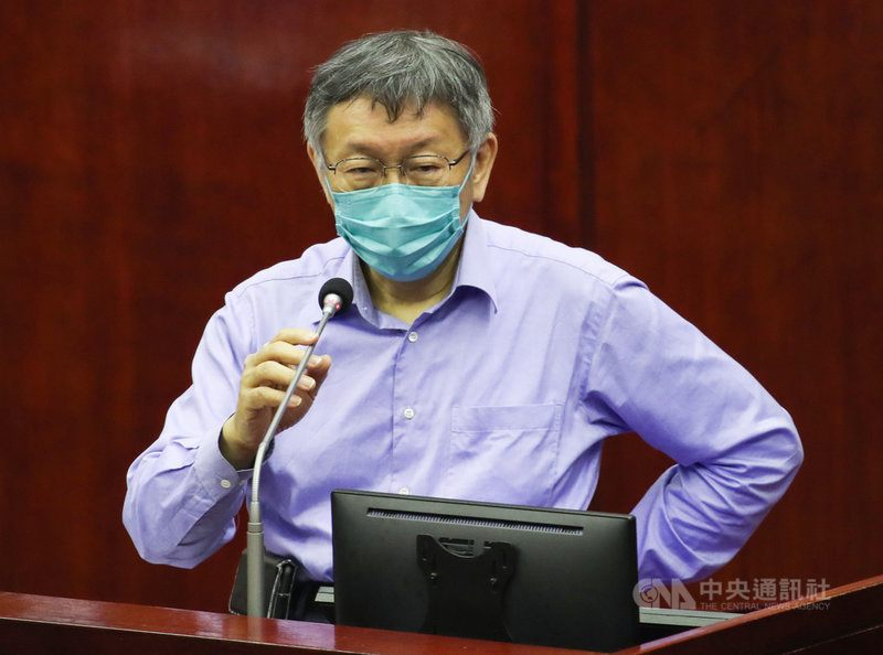 台北市議會國民黨擬採表決審議敬老金自治條例,市長柯文哲4日表示,如果議會通過會提覆議。中央社記者張新偉攝 110年11月4日