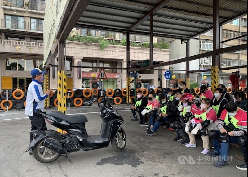 新北市交通局表示,根據市警局統計,外送員交通事故平均每月有38件、違規案件158件,且近期有略增趨勢,其中又以超速、違規臨停及闖紅燈是外送員前3大交通違規行為,今年市府也特別擴大辦理外送員機車安全駕駛訓練課程,加強宣導交通安全觀念。(新北市交通局提供)中央社記者沈佩瑤傳真 110年11月4日