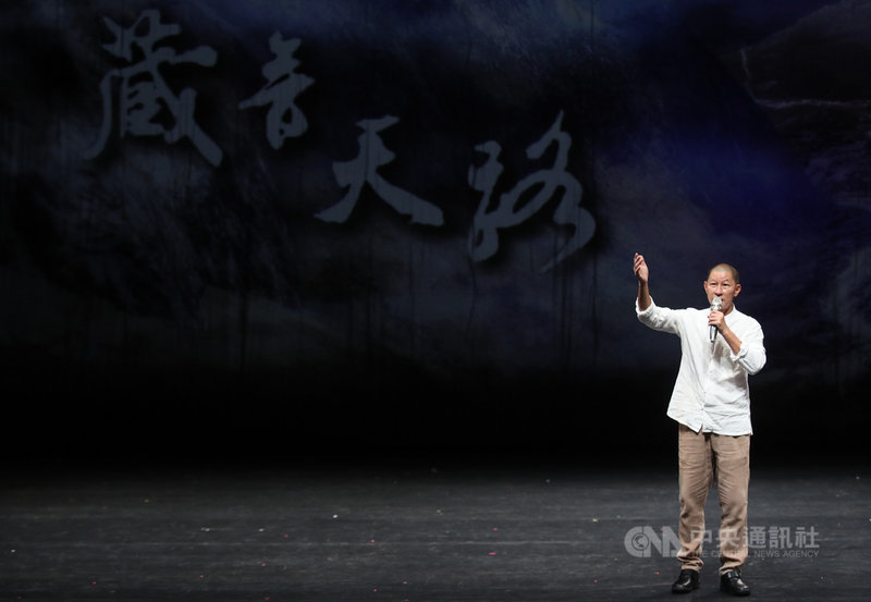 優人神鼓劇團新作「藏音天路」5日將登場,藝術總監黃誌群4日表示,「藏音天路」是根據真實經驗改編而來,並指出這次演出跟過去的最大不同,就是沒有太多戲劇元素,而是融入大量對西藏文化的探索。中央社記者張新偉攝 110年11月4日