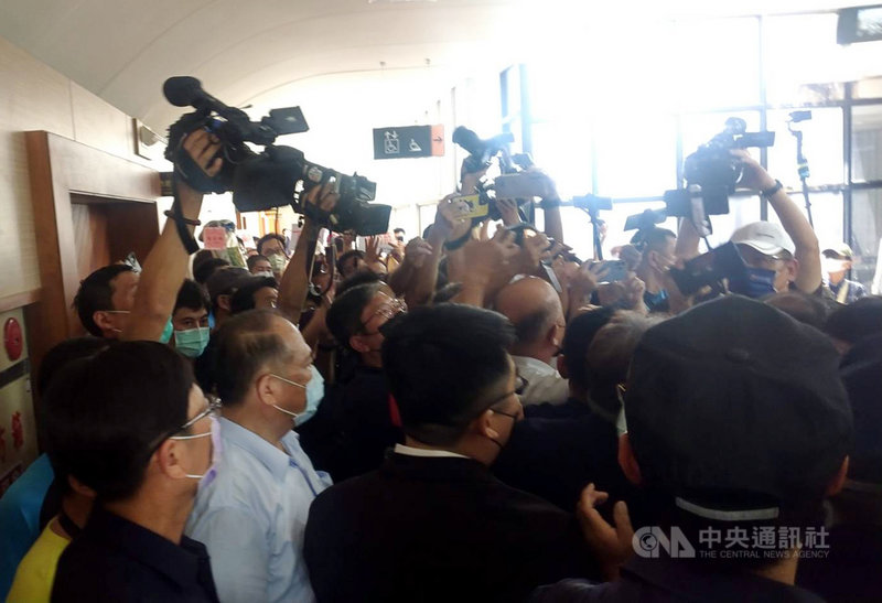 高雄市議會門口4日上午聚集數十名民眾抗議,要求市長陳其邁為「城中城」大火負責下台;中午市政總質詢結束後,國民黨市議員邱于軒協調部分民眾進入議會市長休息室前表達訴求,但未能見到陳其邁,場面一度混亂。中央社記者蔡孟妤攝 110年11月4日