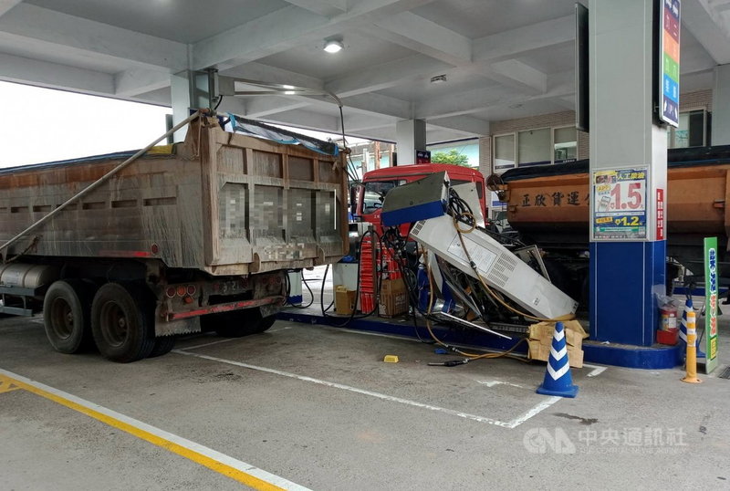 新北市土城區一處加油站4日發生砂石車加油駛離時,不明原因造成右後車斗拉扯加油機,導致加油機與收費亭傾倒毀損。(民眾提供)中央社記者黃旭昇新北傳真 110年11月4日