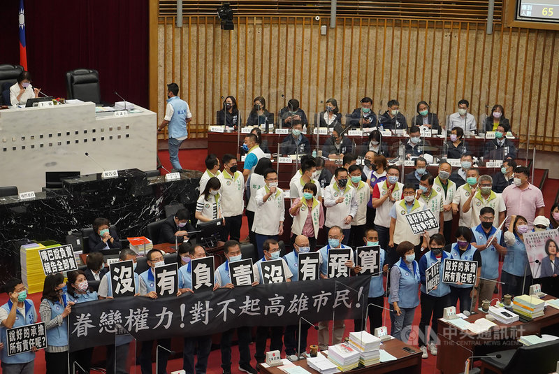 高雄市議會4日下午進行111年度高雄市施政計畫與總預算案交付審查,多名國民黨籍議員(立者前排)在台前高喊「沒有負責、沒有預算」等口號,民進黨籍議員(立者後右)則高呼「綁架預算、犧牲市民」,雙方人馬各自表述。中央社記者董俊志攝 110年11月4日