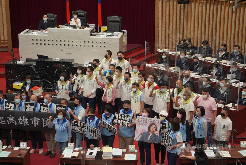 高雄市議會4日下午進行111年度高雄市施政計畫與總預算案交付審查,國民黨、民進黨籍議員各自集結在台前,高呼口號表達立場。中央社記者董俊志攝 110年11月4日