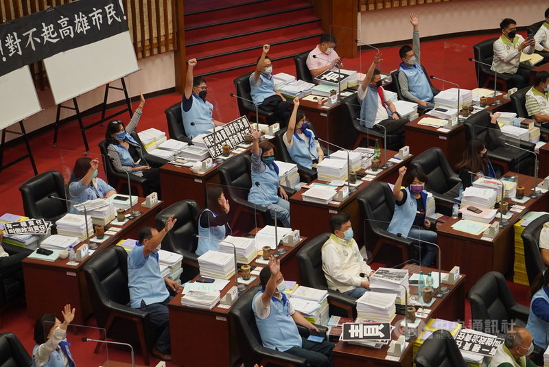 高市府明年度總預算4日下午交付議會審查,但被國民黨團以人數(圖)優勢表決拒絕交付,要求市長陳其邁擔負城中城大火後續責任,提出檢討改善。中央社記者董俊志攝 110年11月4日