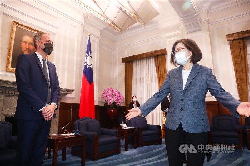 總統蔡英文(右)4日在總統府接見歐洲議會「外來勢力干預歐盟民主程序(含假訊息)」特別委員會(INGE)官方代表團,歡迎委員會主席格魯克斯曼(Raphaël Glucksmann)(左)率團訪台。中央社記者王騰毅攝 110年11月4日