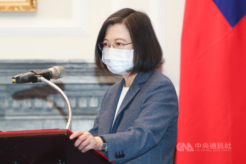 總統蔡英文(圖)4日在總統府接見歐洲議會「外來勢力干預歐盟民主程序(含假訊息)」特別委員會(INGE)官方代表團,蔡總統致詞歡迎訪團成員來台交流。中央社記者王騰毅攝 110年11月4日
