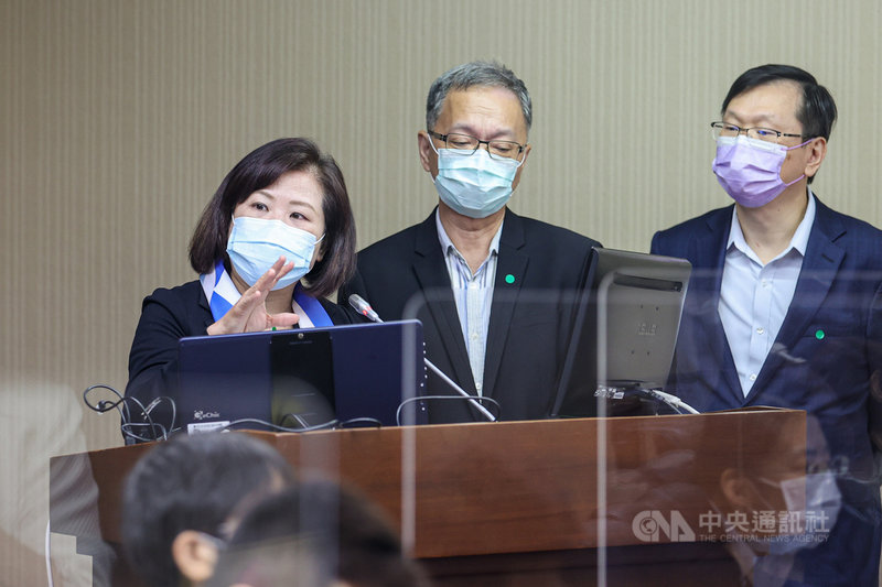 立法院社福及衛環委員會4日邀請勞動部長許銘春(左)列席,針對「勞動部擬開放移工入境相關防疫規劃準備工作,以及我國現階段產業缺工狀況及改善計畫」進行專題報告並備質詢。中央社記者鄭清元攝 110年11月4日