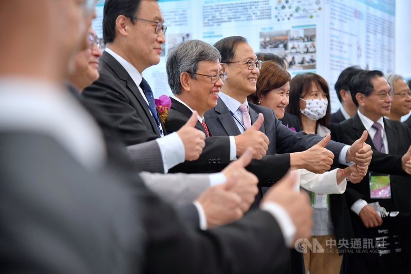 2021亞洲生技大展4日在台北南港展覽館2館舉行,前副總統陳建仁(前右5)出席開幕式,並與亞洲生技大會主席李鍾熙(前右4)及參展廠商等比讚合影。中央社記者王飛華攝 110年11月4日