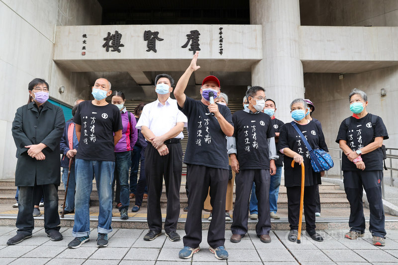 黎明幼兒園長、台灣土地正義行動聯盟理事林金連(前中)4日在立法院舉行記者會,宣布參選台中第2選區立法委員補選。中央社記者鄭清元攝 110年11月4日