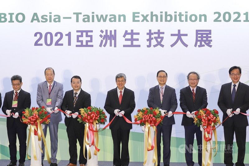 2021亞洲生技大展4日在台北南港展覽館2館舉行,前副總統陳建仁(中)受邀出席剪綵儀式。中央社實習記者蕭宇軒攝 110年11月4日